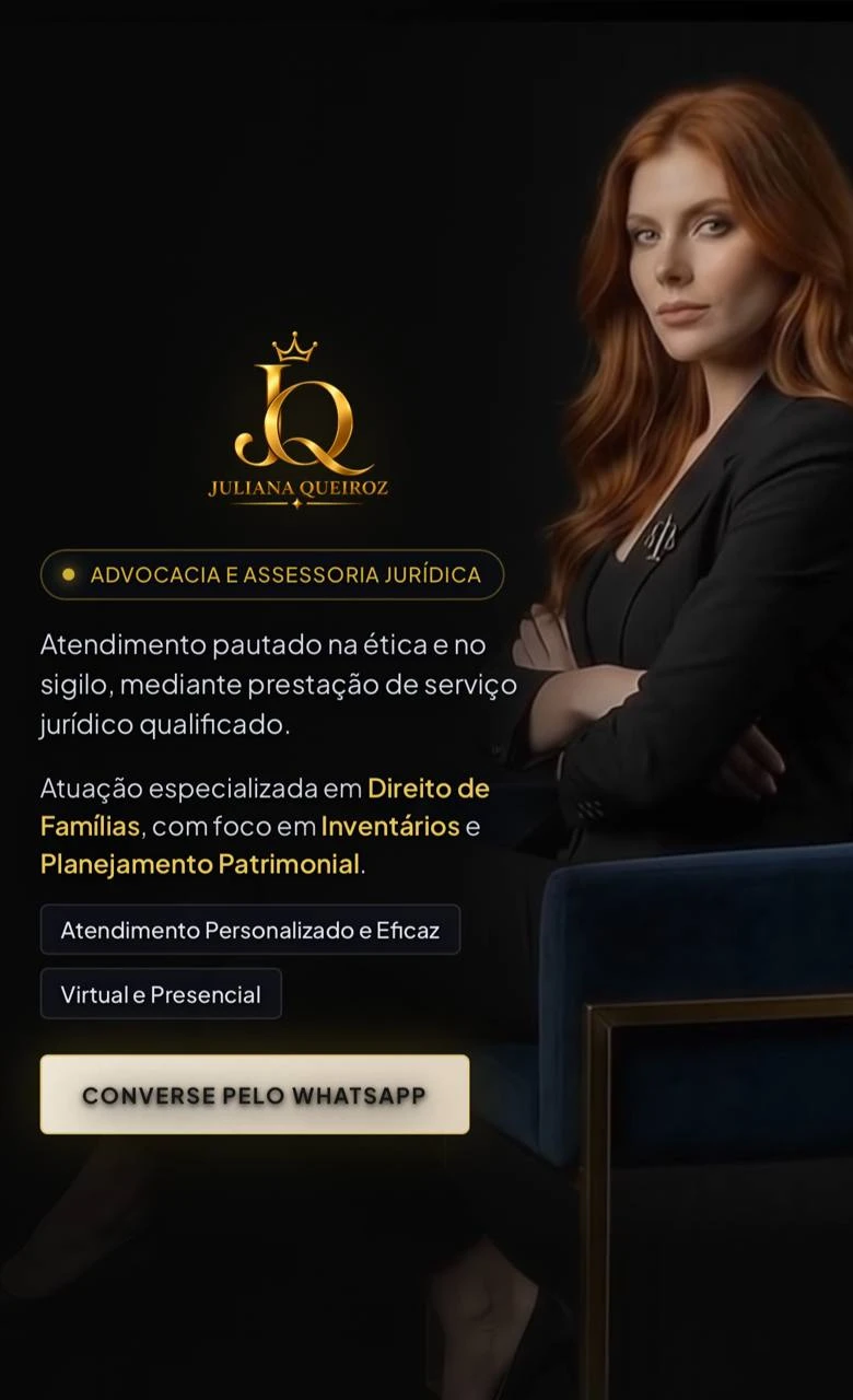 Juliana Queiroz sentada em uma poltrona, em página de advocacia